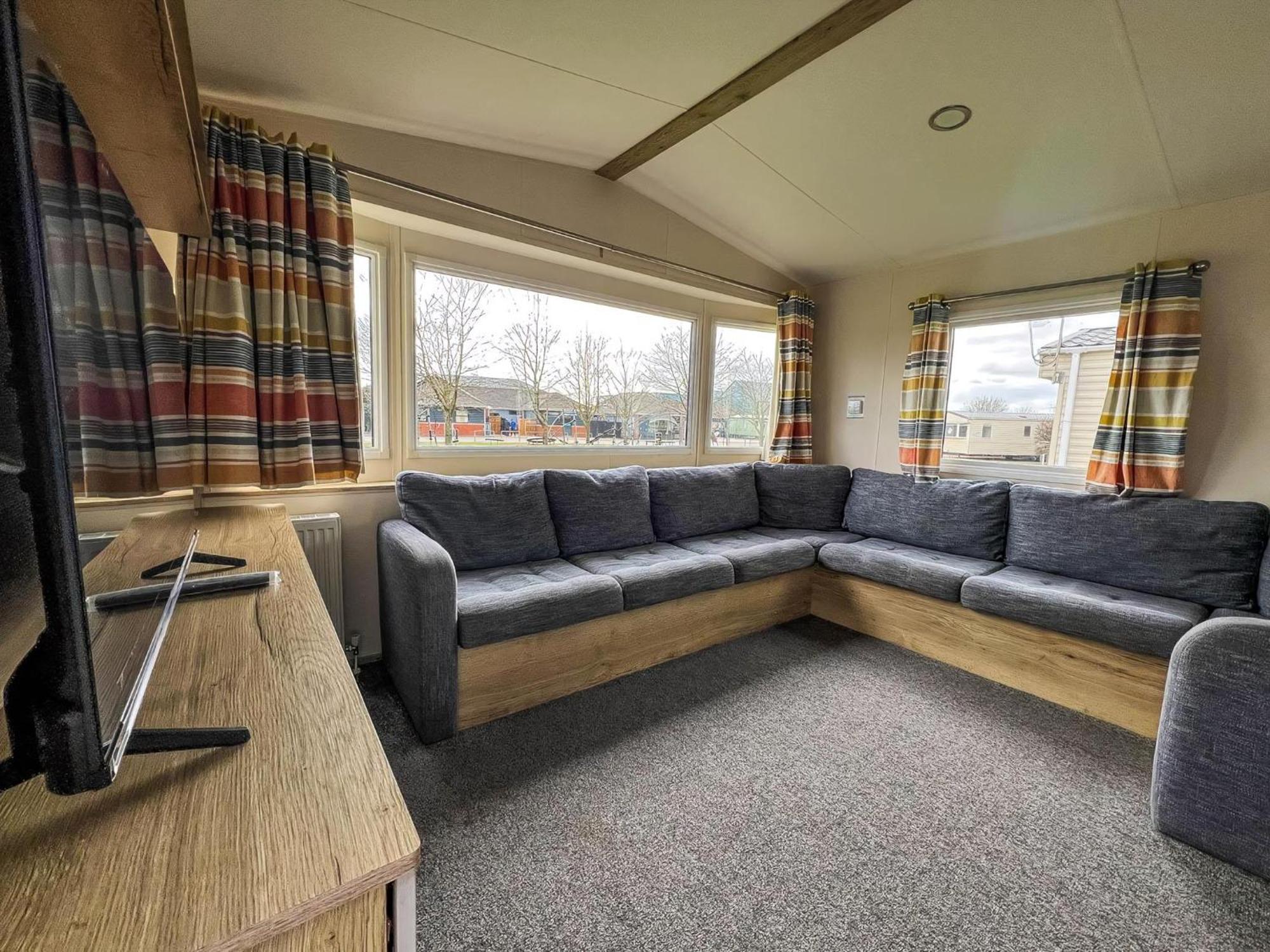 Homely 8 Berth Caravan At Dovercourt Holiday Park, Essex Ref 44201H Great Oakley  Exterior foto