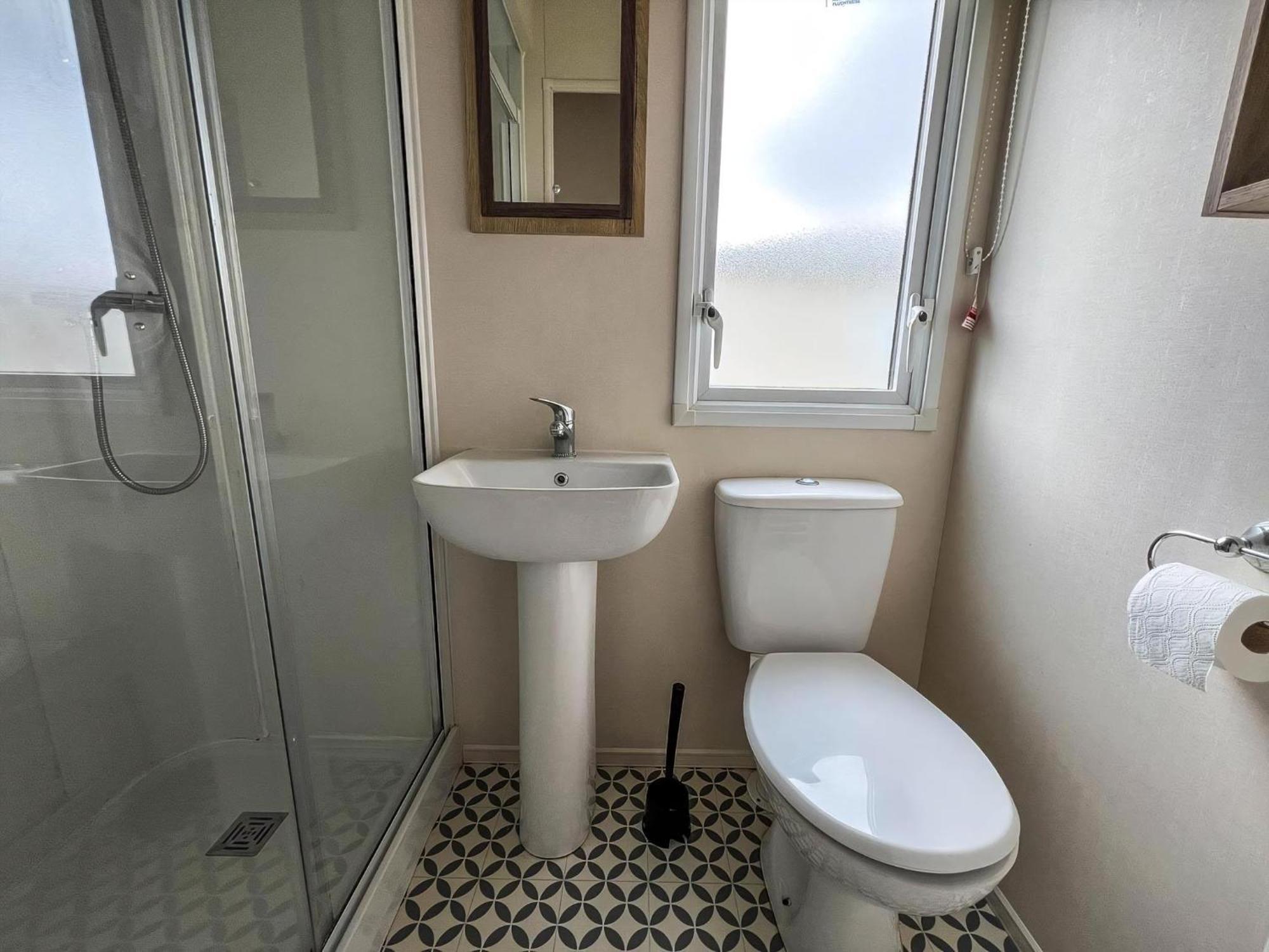 Homely 8 Berth Caravan At Dovercourt Holiday Park, Essex Ref 44201H Great Oakley  Exterior foto