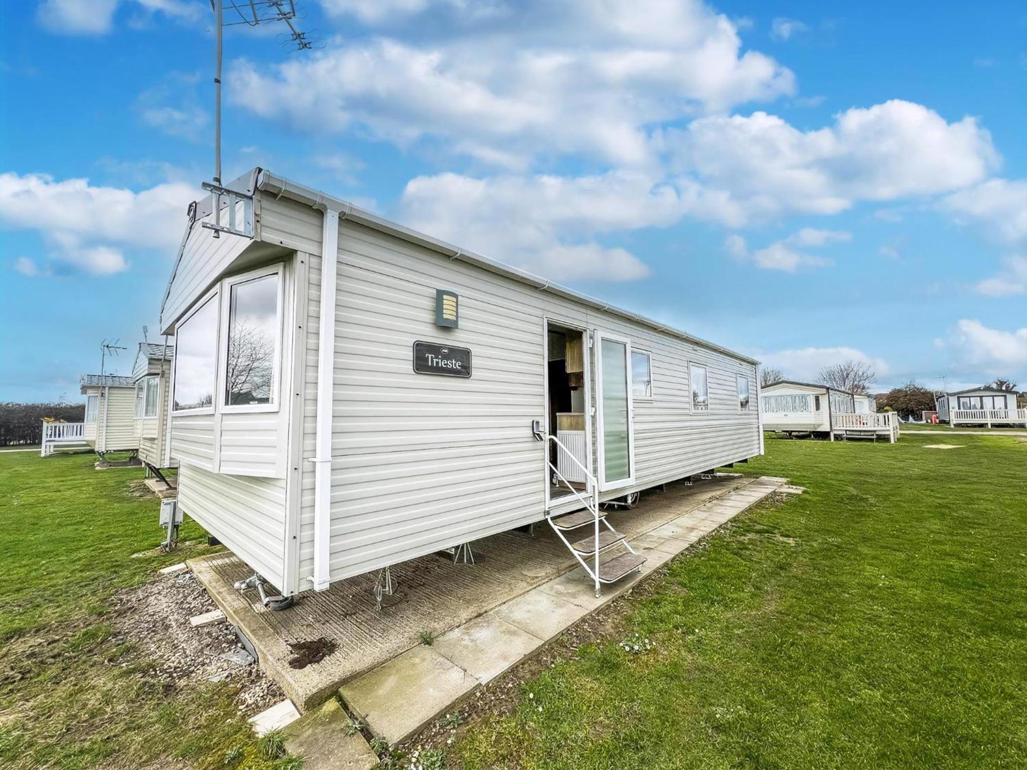 Homely 8 Berth Caravan At Dovercourt Holiday Park, Essex Ref 44201H Great Oakley  Exterior foto