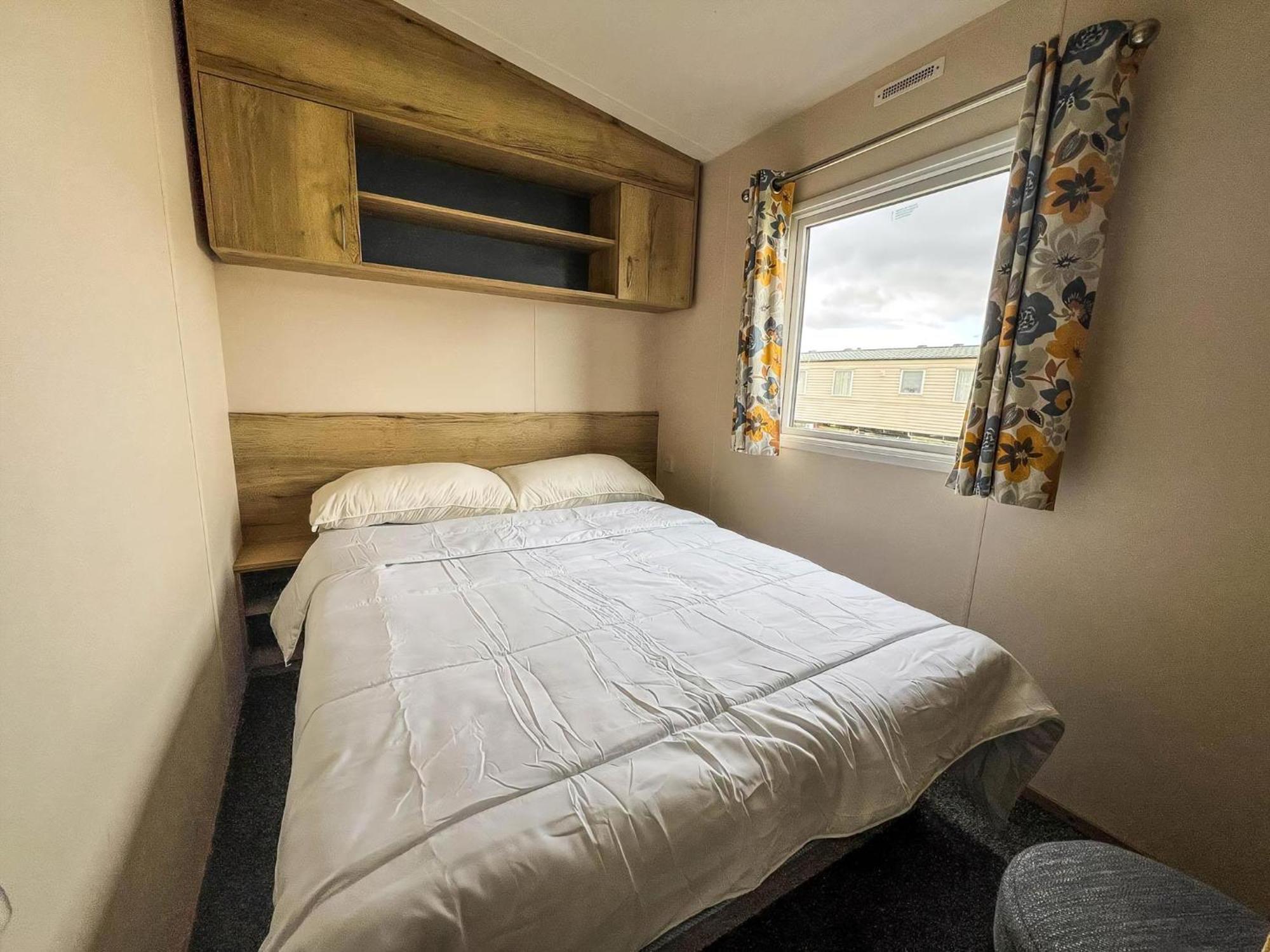 Homely 8 Berth Caravan At Dovercourt Holiday Park, Essex Ref 44201H Great Oakley  Exterior foto