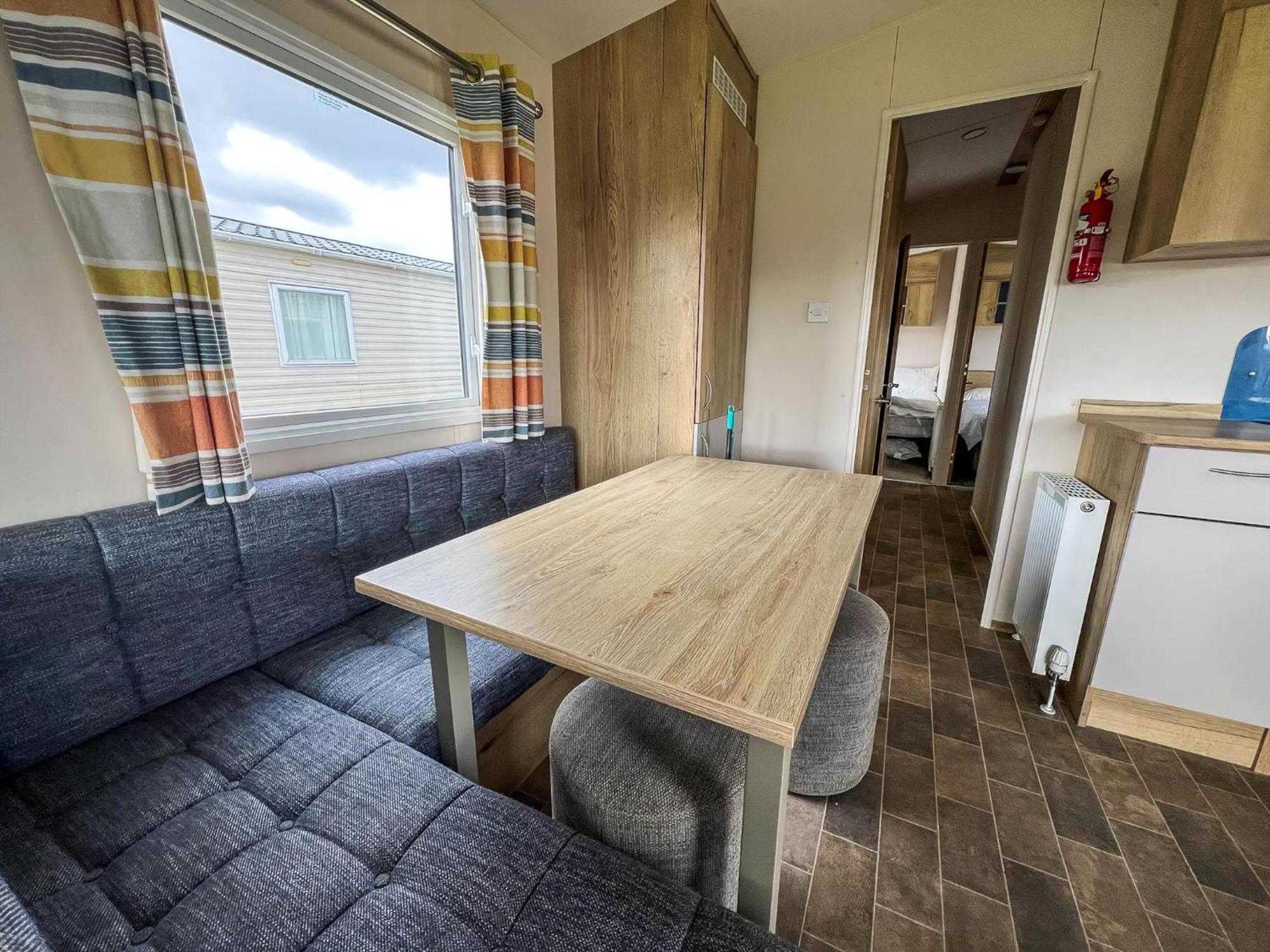 Homely 8 Berth Caravan At Dovercourt Holiday Park, Essex Ref 44201H Great Oakley  Exterior foto